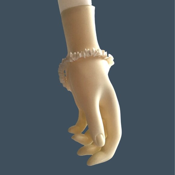 BEAUTIFUL WOMENS WHITE TONE BEADED BRACELET - Picture 1 of 3